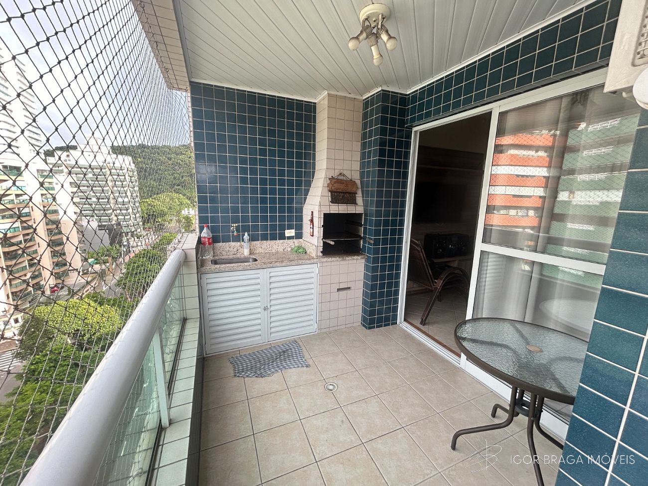 BELÍSSIMO APARTAMENTO AMPLO, SACADA ENVOLVENTE E SOL DA TARDE