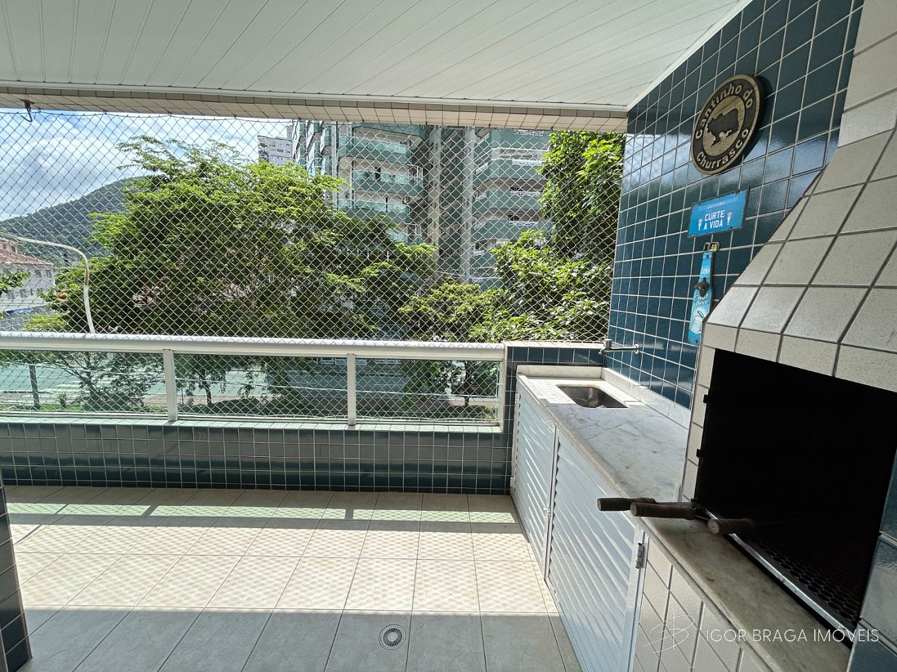 BELÍSSIMO APARTAMENTO AMPLO, SACADA ENVOLVENTE E SOL DA TARDE