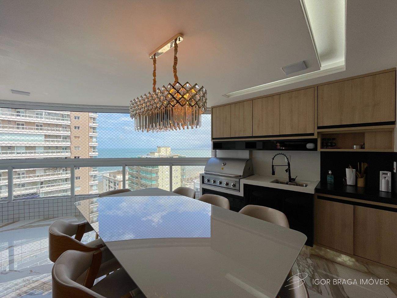 BELÍSSIMO APARTAMENTO AMPLO, ACABAMENTO FINO E LAZER COMPLETO