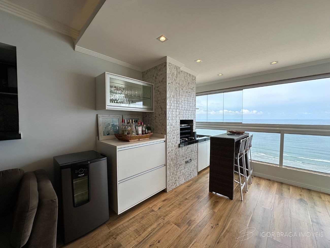 BELÍSSIMO APARTAMENTO AMPLO, ACABAMENTO FINO E LAZER COMPLETO