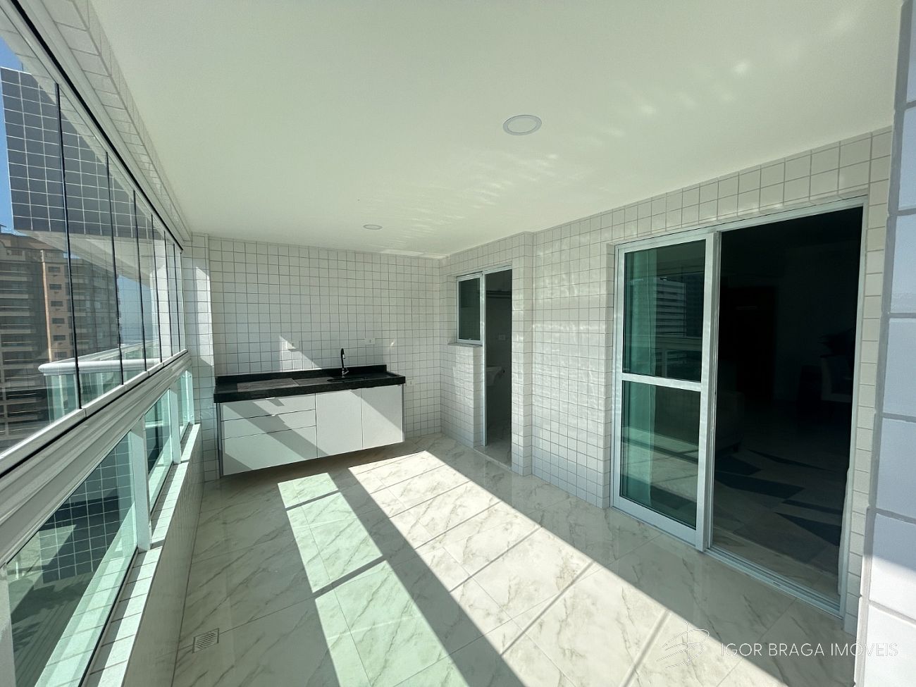 BELÍSSIMO APARTAMENTO, À 50m DO MAR E LAZER COMPLETO