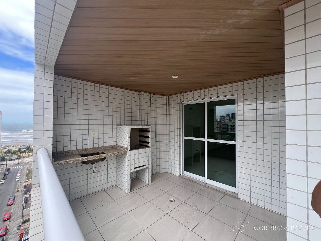 BELÍSSIMO APARTAMENTO AMPLO, FINO ACABAMENTO À 150 METROS DO MAR