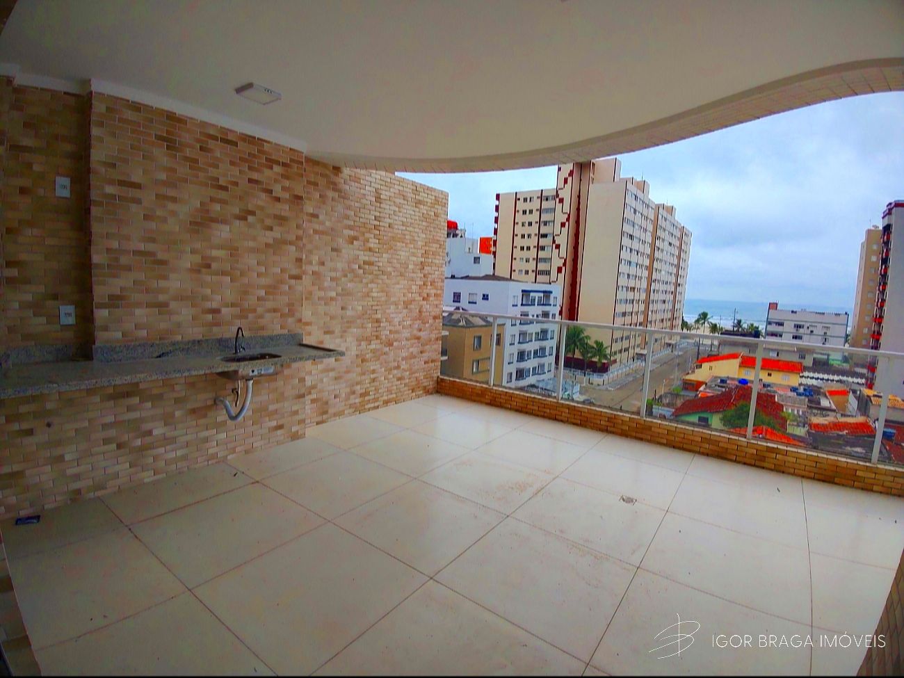 EXCELENTE APARTAMENTO, À 100m DO MAR E LAZER COMPLETO