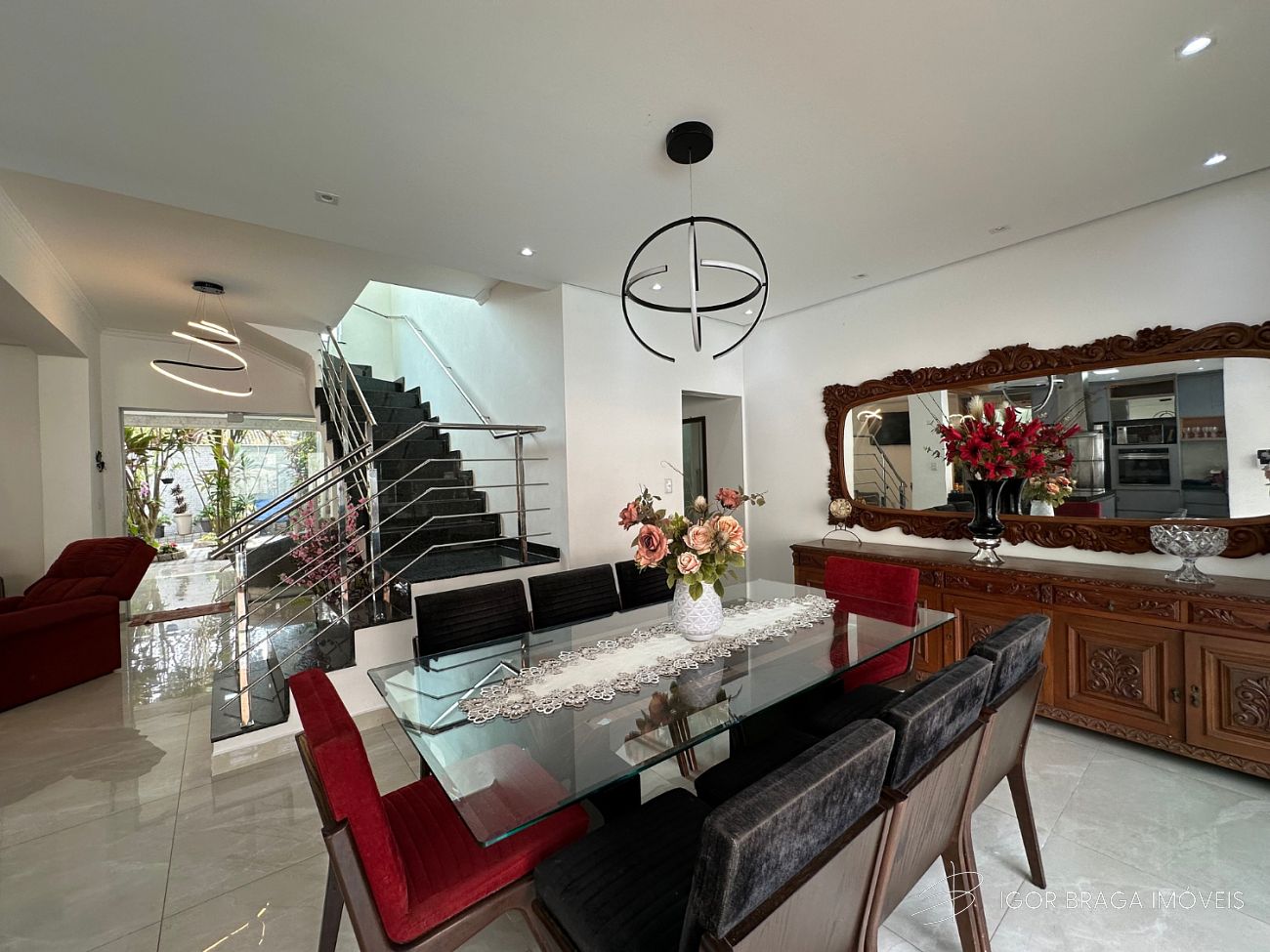 CASA DE ALTO PADRÃO COM FINO ACABAMENTO