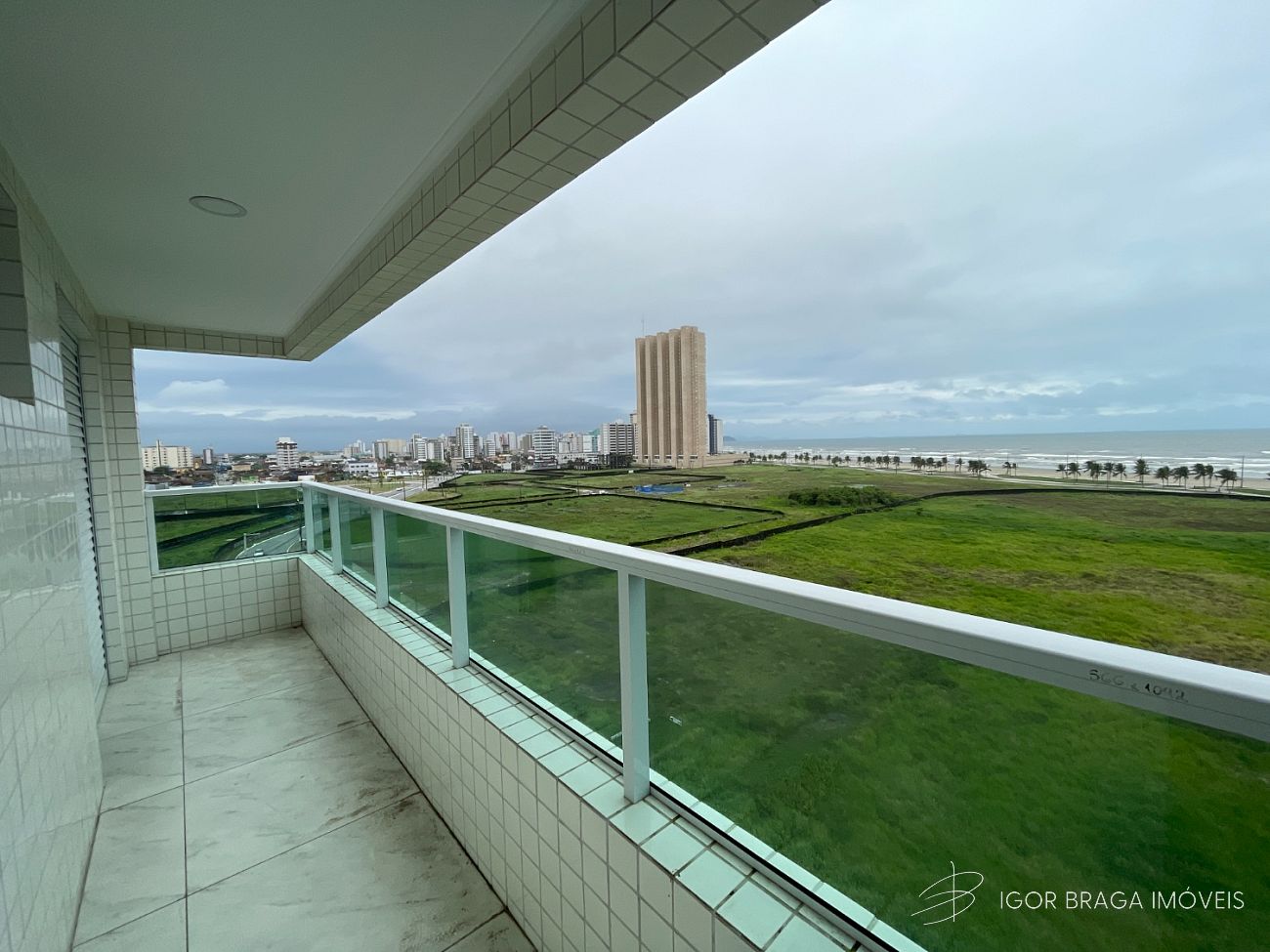 BELÍSSIMO APARTAMENTO, FINO ACABAMENTO E LAZER COMPLETO