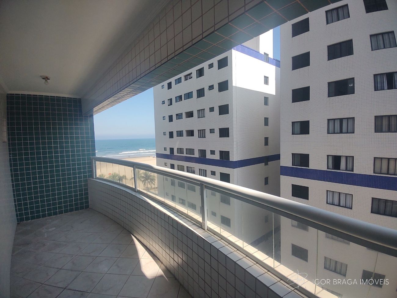 BELÍSSIMO APARTAMENTO AMPLO, COM ACABAMENTO FINO E LAZER COMPLETO