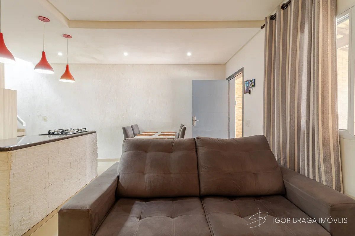 BELÍSSIMA CASA COM ACABAMENTO FINO E PISCINA