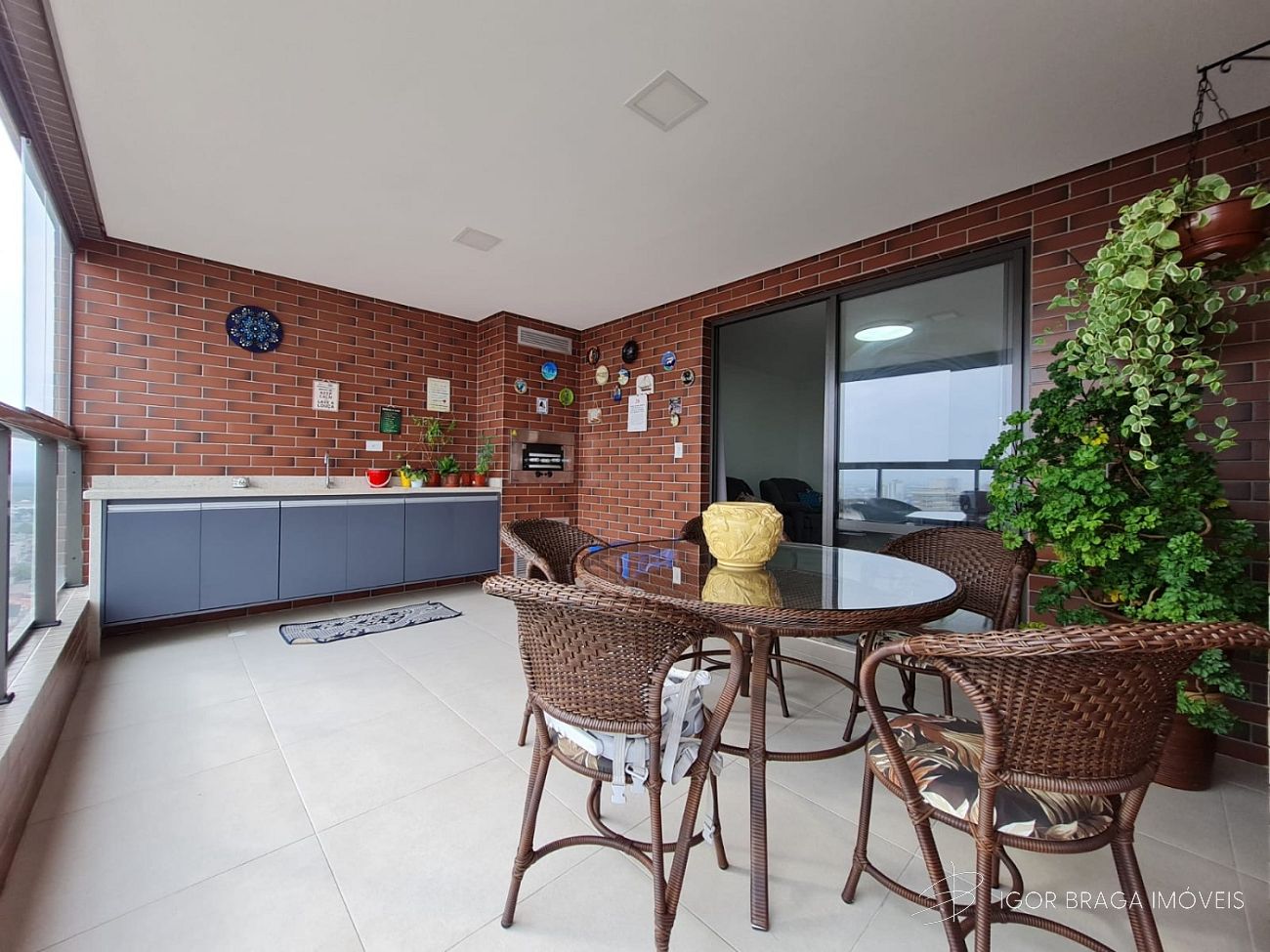 BELÍSSIMO APARTAMENTO AMPLO, COM ACABAMENTO FINO E LAZER COMPLETO