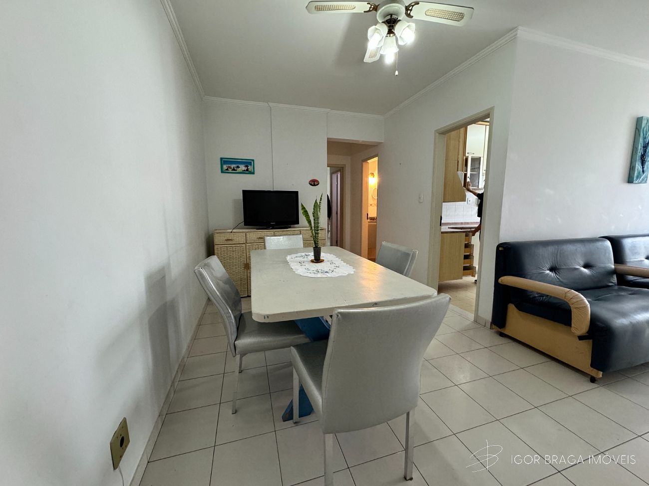 EXCELENTE APARTAMENTO AMPLO, COM ACABAMENTO FINO E FRENTE MAR