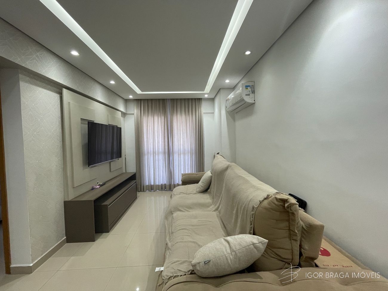 BELÍSSIMA COBERTURA COM ACABAMENTO FINO E PISCINA PRIVATIVA