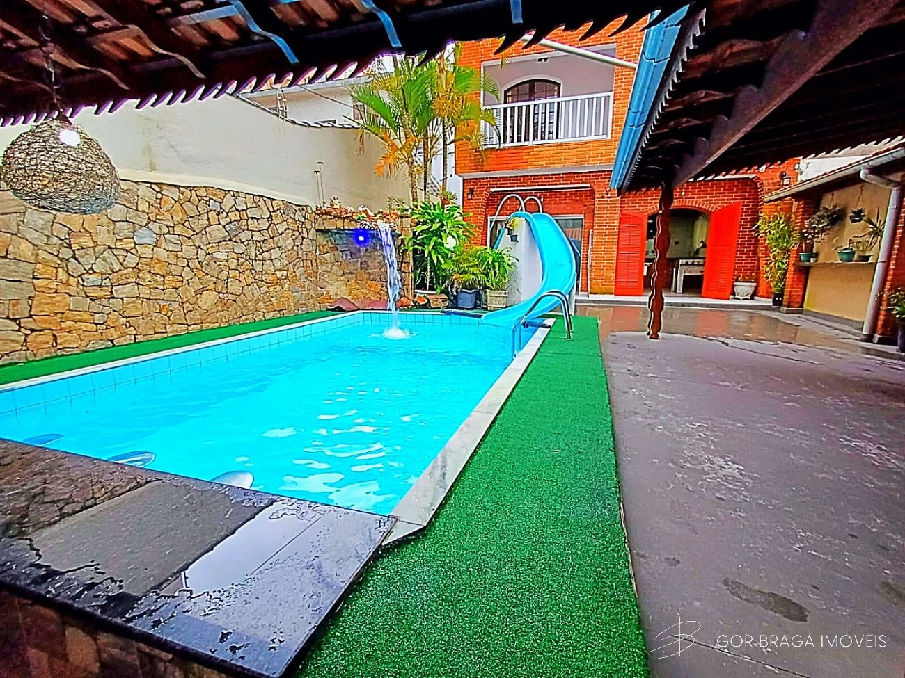 BELÍSSIMA CASA COM JARDIM E LAZER EXTERNO COMPLETO