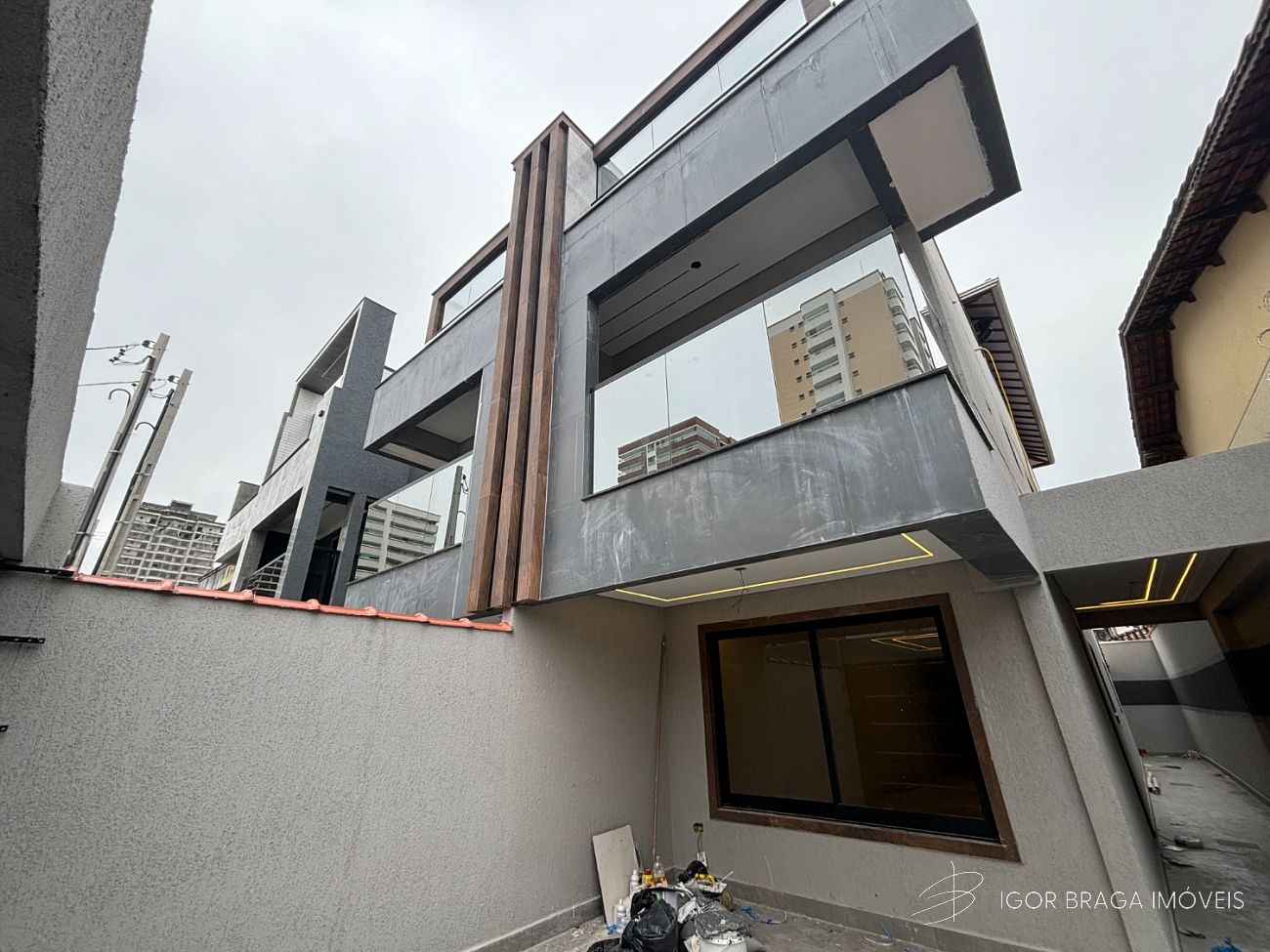 BELÍSSIMA CASA GEMINADA  DE ALTO PADRÃO