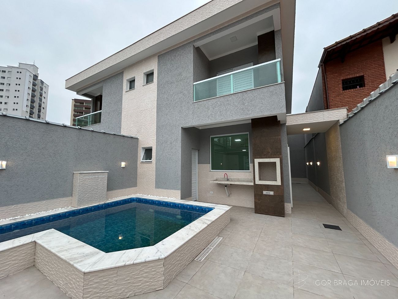 BELÍSSIMA CASA GEMINADA COM ACABAMENTO FINO