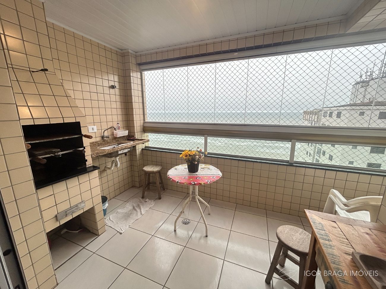 BELÍSSIMO APARTAMENTO, AMPLO E FINO ACABAMENTO