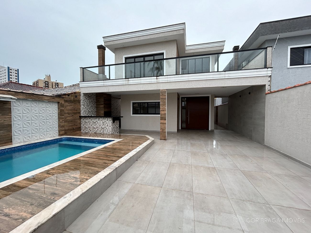 BELÍSSIMA CASA COM ACABAMENTO FINO E LAZER EXTERNO