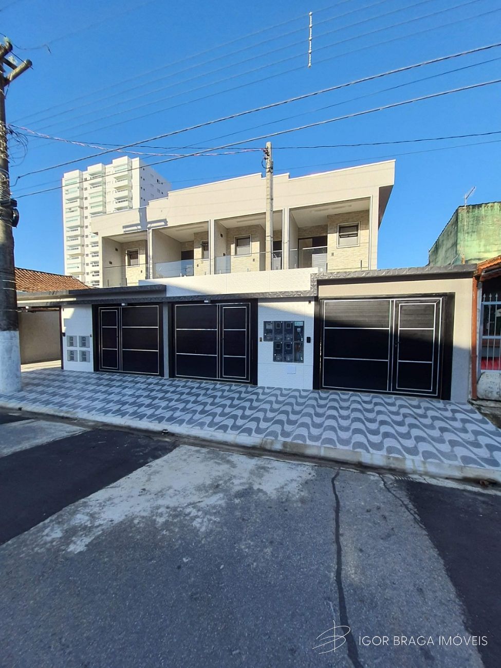 BELÍSSIMA CASA DE CONDOMÍNIO COM ACABAMENTO FINO