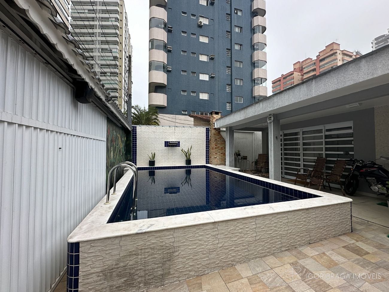 BELÍSSIMA CASA COM ACABAMENTO FINO DE ALTO PADRÃO