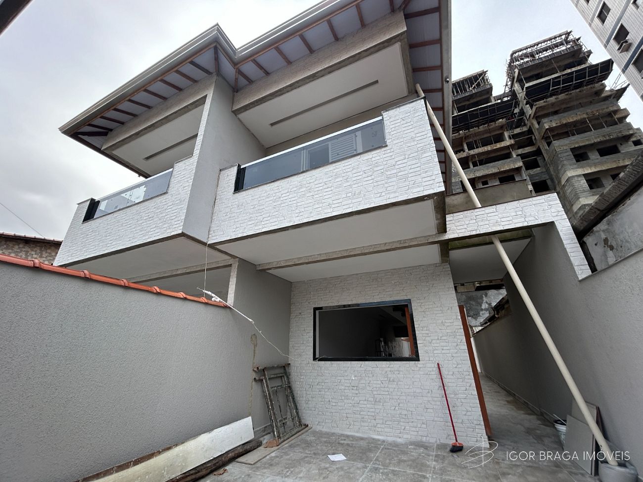 BELÍSSIMA CASA COM ACABAMENTO FINO