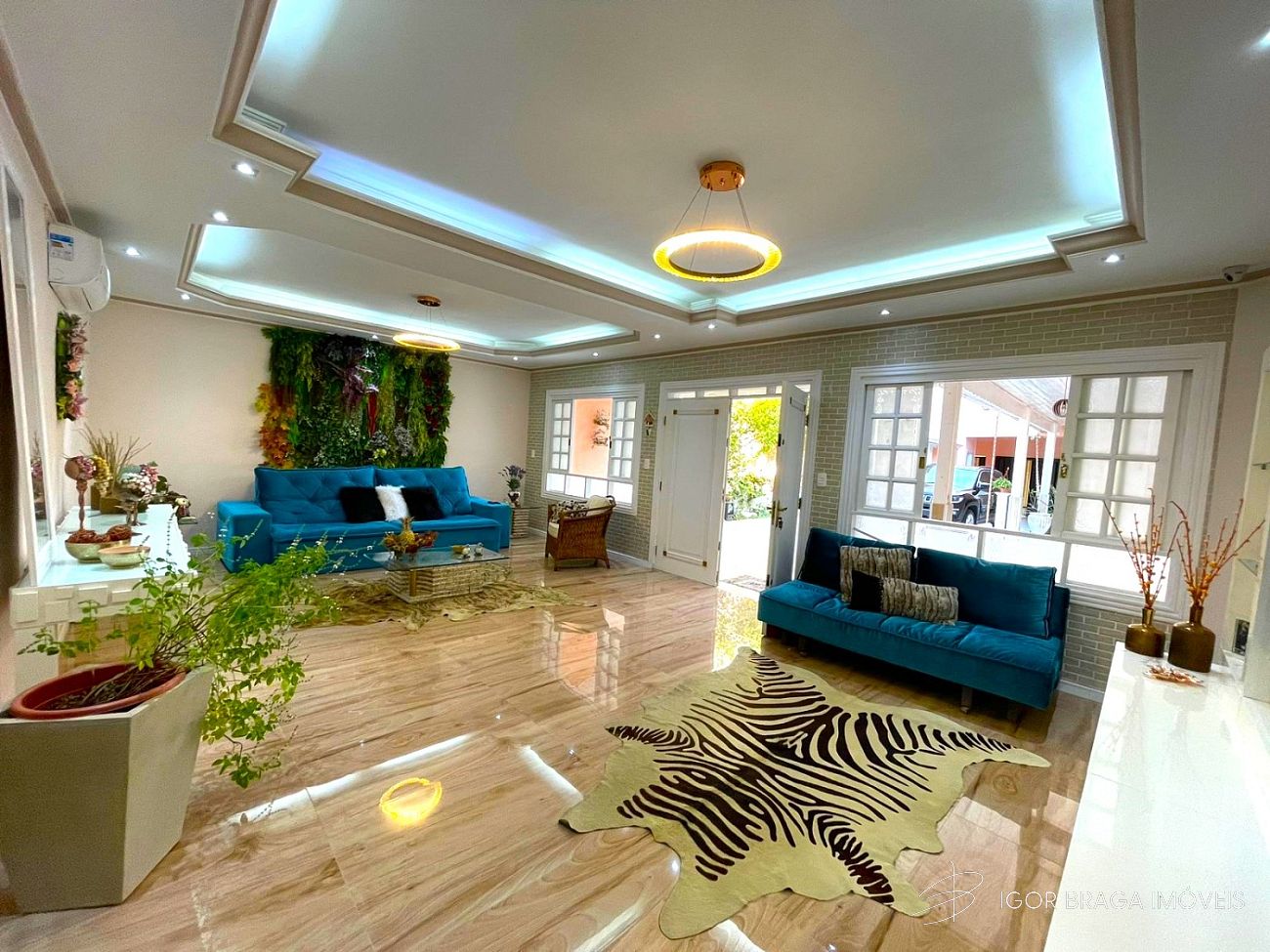 LUXUOSA CASA TÉRREA COM ACABAMENTO FINO