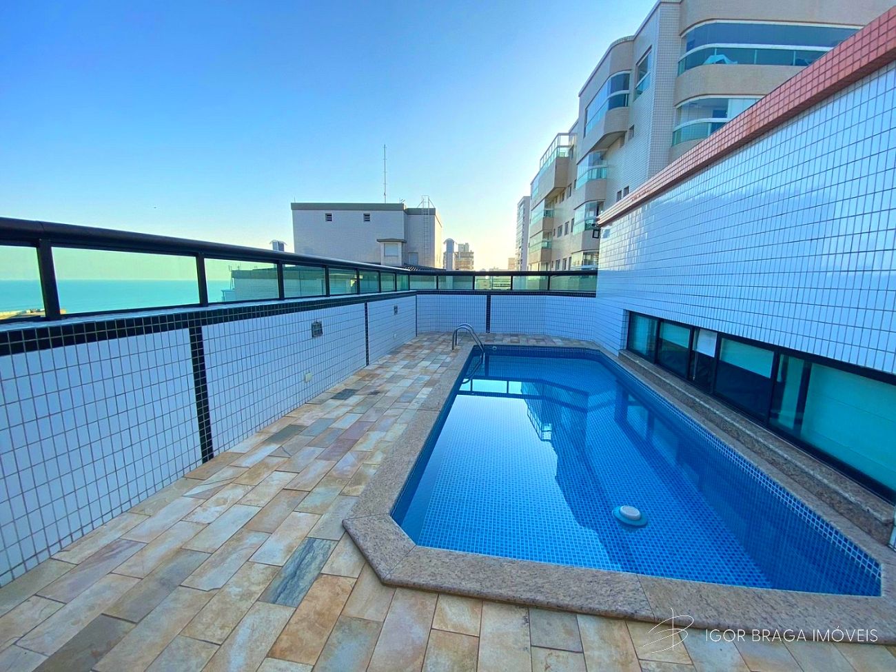 BELÍSSIMA COBERTURA COM ACABAMENTO FINO E LAZER COMPLETO