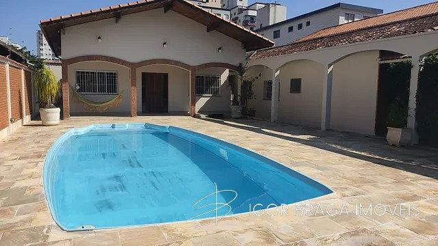 BELÍSSIMA CASA LOCALIZADA NO BAIRRO GUILHERMINA