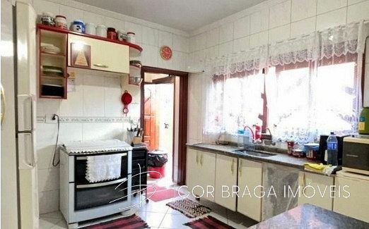 BELÍSSIMA CASA COM BOM ACABAMENTO E LAZER.