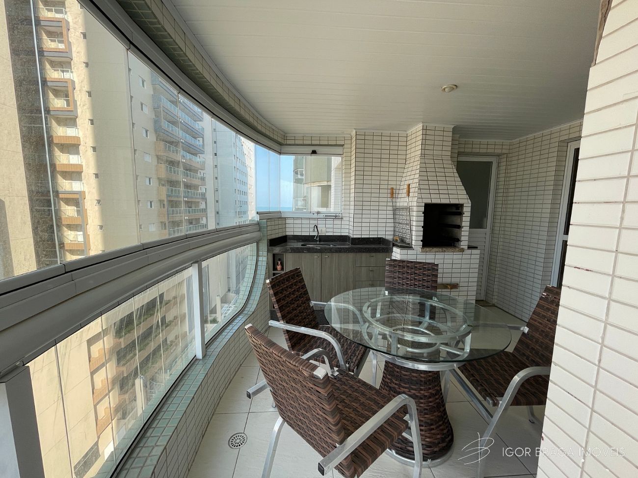 BELÍSSIMO APARTAMENTO, LAZER COMPLETO À 50M DO MAR