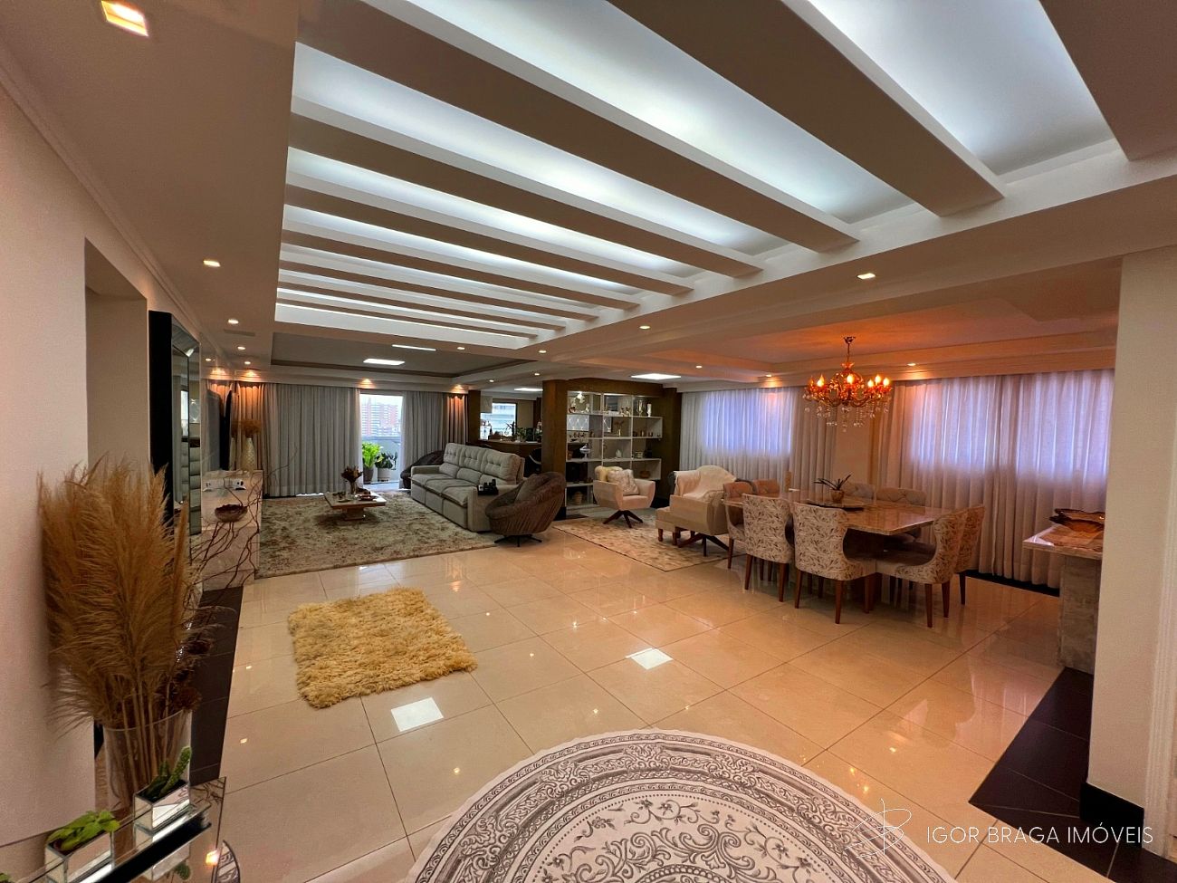 LUXUOSA COBERTURA DE ALTO PADRÃO, COM ACABAMENTO FINO E LAZER COMPLETO