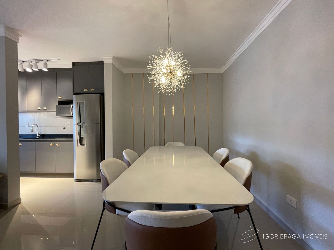 BELÍSSIMO APARTAMENTO ALTO PADRÃO, MOBILIADO COM  ACABAMENTO FINO