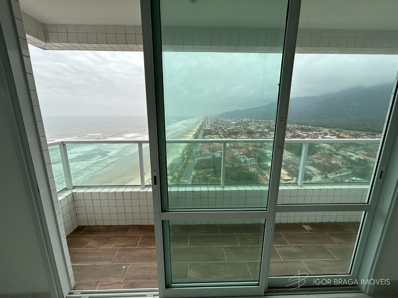 LUXUOSO DUPLEX COM FINO ACABAMENTO E LAZER COMPLETO.