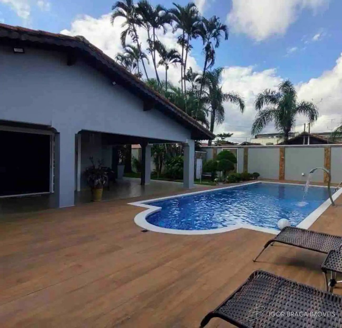 BELÍSSIMA CASA COM ACABAMENTO FINO E LAZER COMPLETO