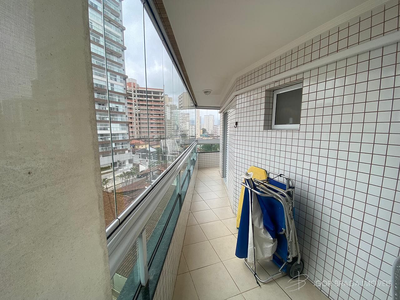 BELISSÍMO APARTAMENTO, COM FINO ACABAMENTO E ÓTIMA LOCALIZAÇÃO