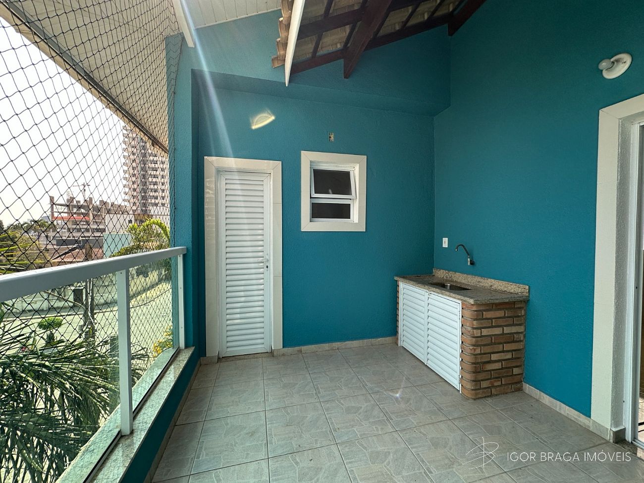 BELÍSSIMO SOBRADO, AMPLO, COM ACABAMENTO FINO