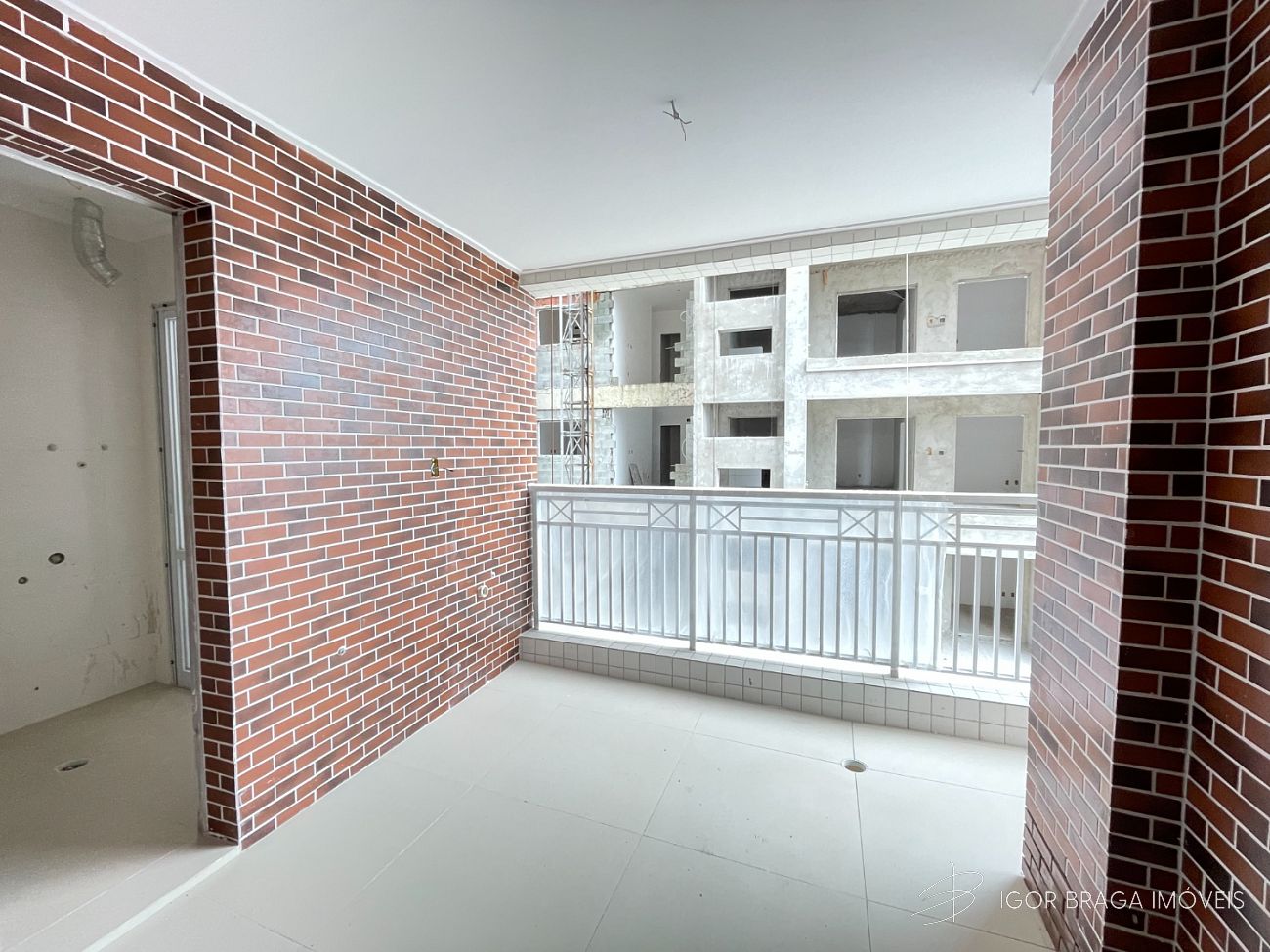 INCRÍVEL APARTAMENTO, LAZER COMPLETO À 600M DO MAR