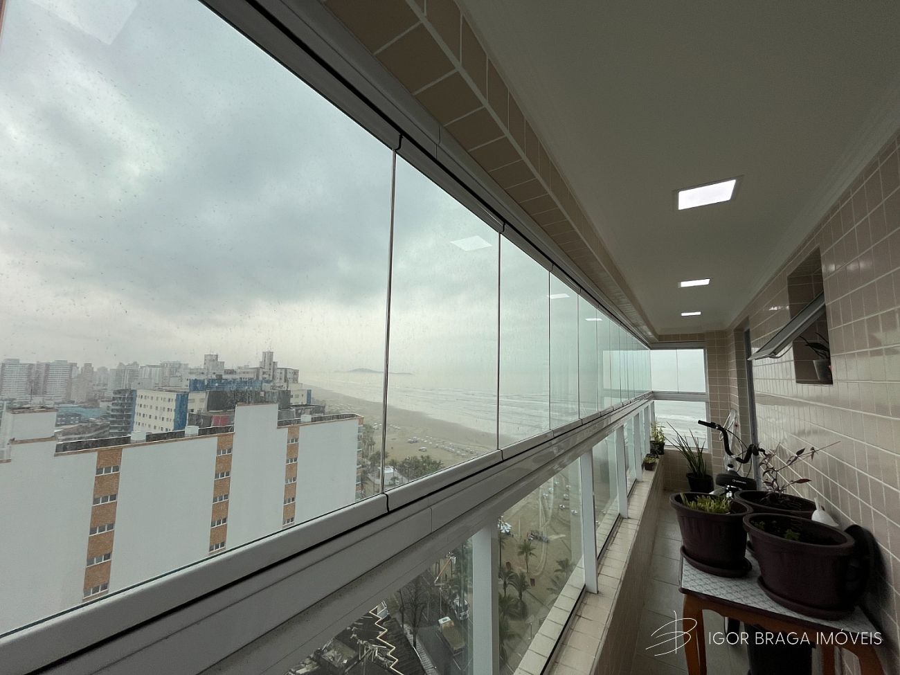 BELISSÍMO APARTAMENTO, À 50m DO MAR .E LAZER COMPLETO