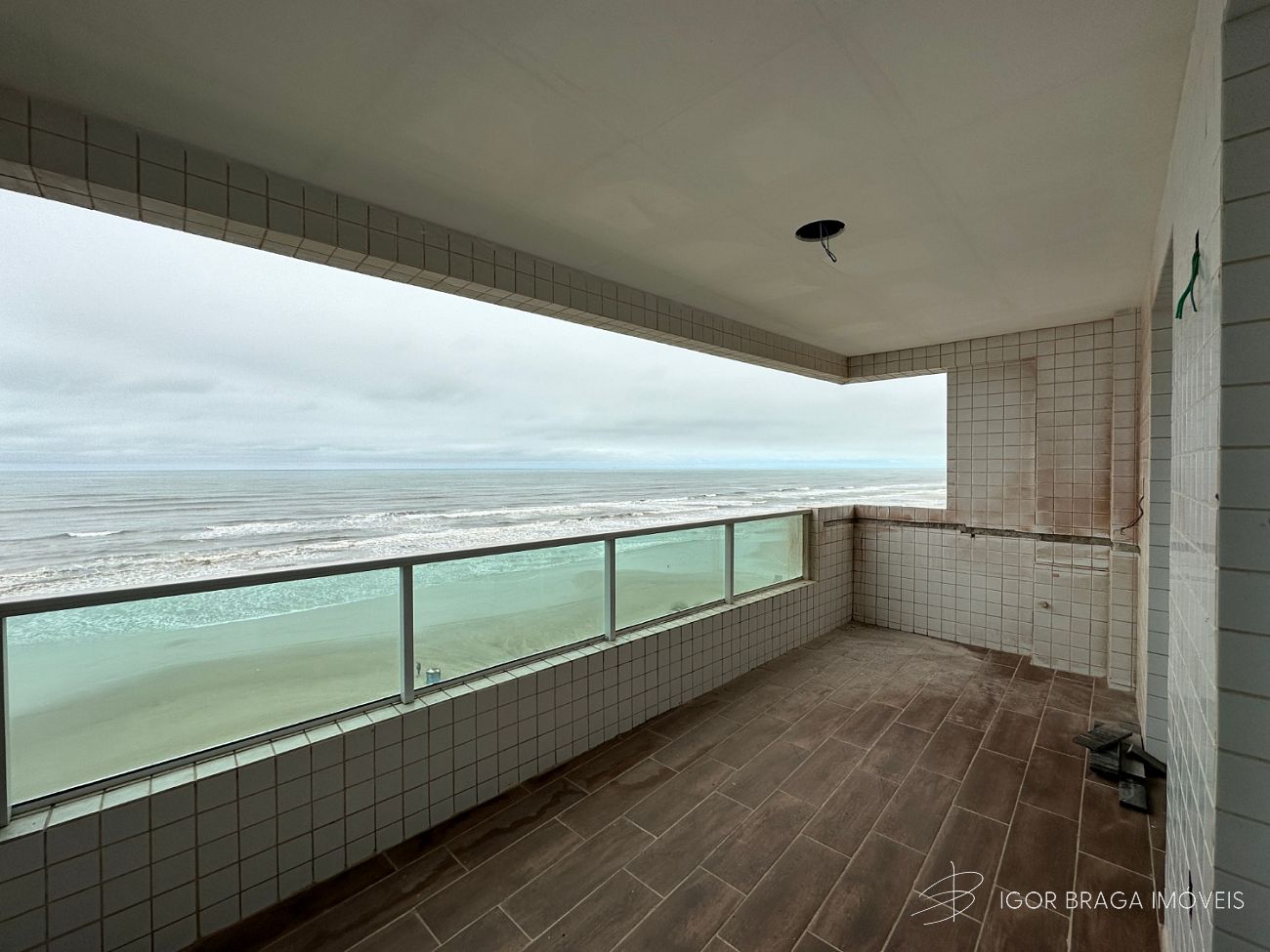 BELÍSSIMO APARTAMENTO, FINO ACABAMENTO E LAZER COMPLETO