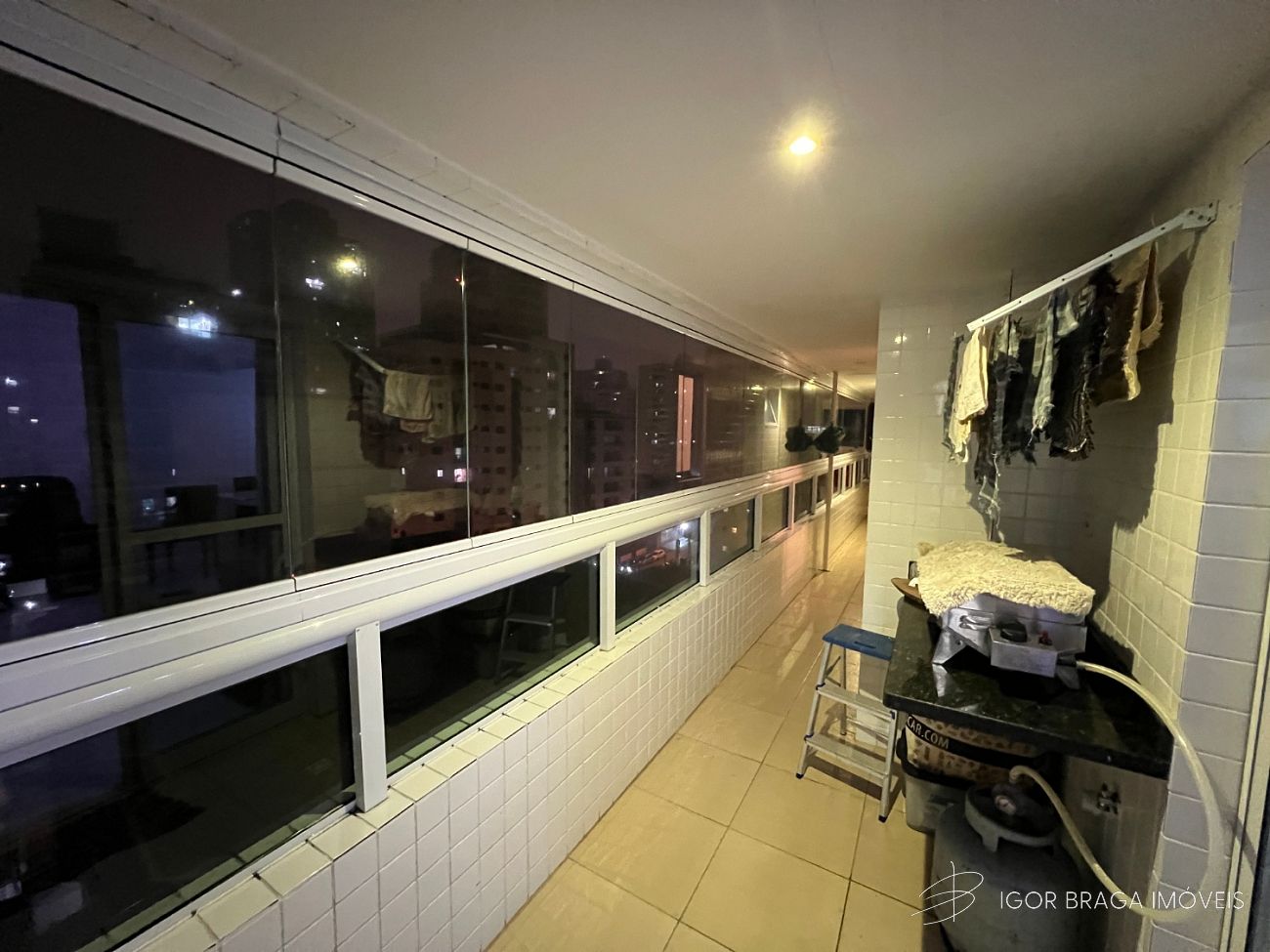 BELÍSSIMO APARTAMENTO, FINO ACABAMENTO E AMPLO