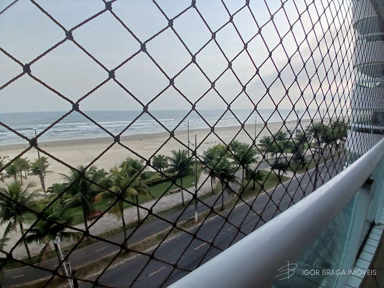 BELÍSSIMO APARTAMENTO, FINO ACABAMENTO E AMPLO