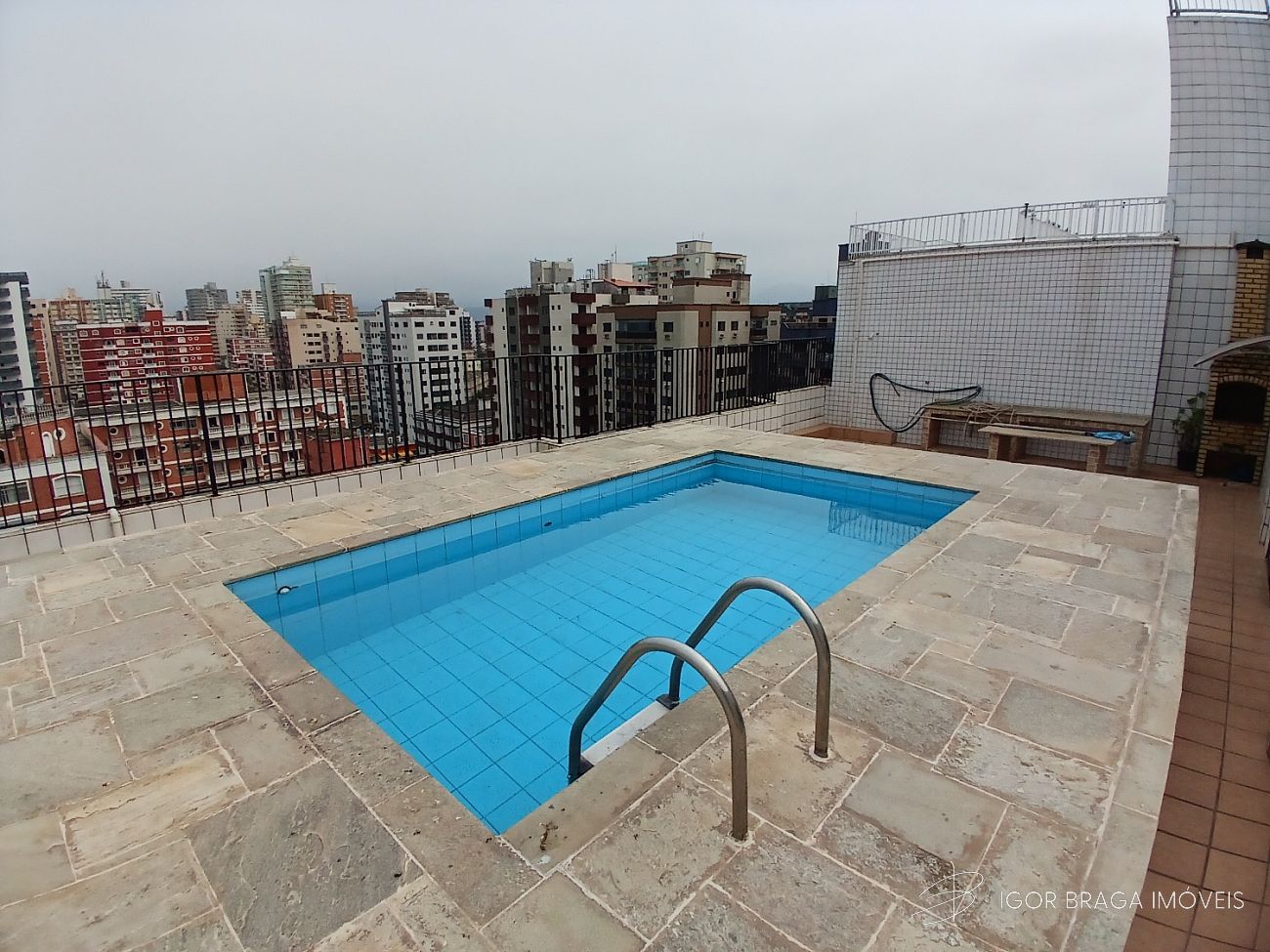 BELÍSSIMO APARTAMENTO, FINO ACABAMENTO E AMPLO