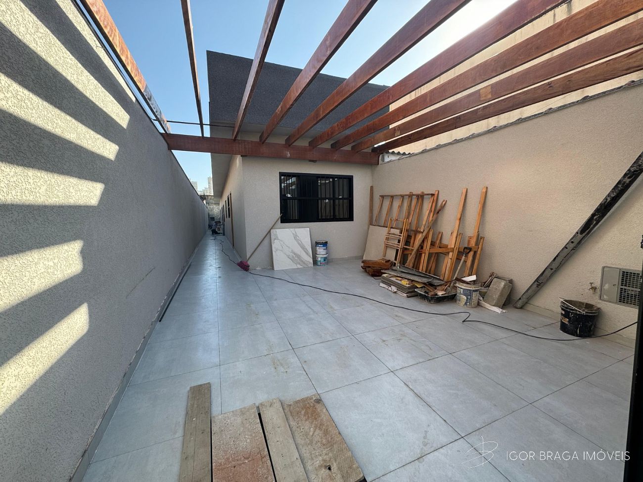 BELÍSSIMA CASA ISOLADA, FINO ACABAMENTO E ÓTIMA LOCALIZAÇÃO