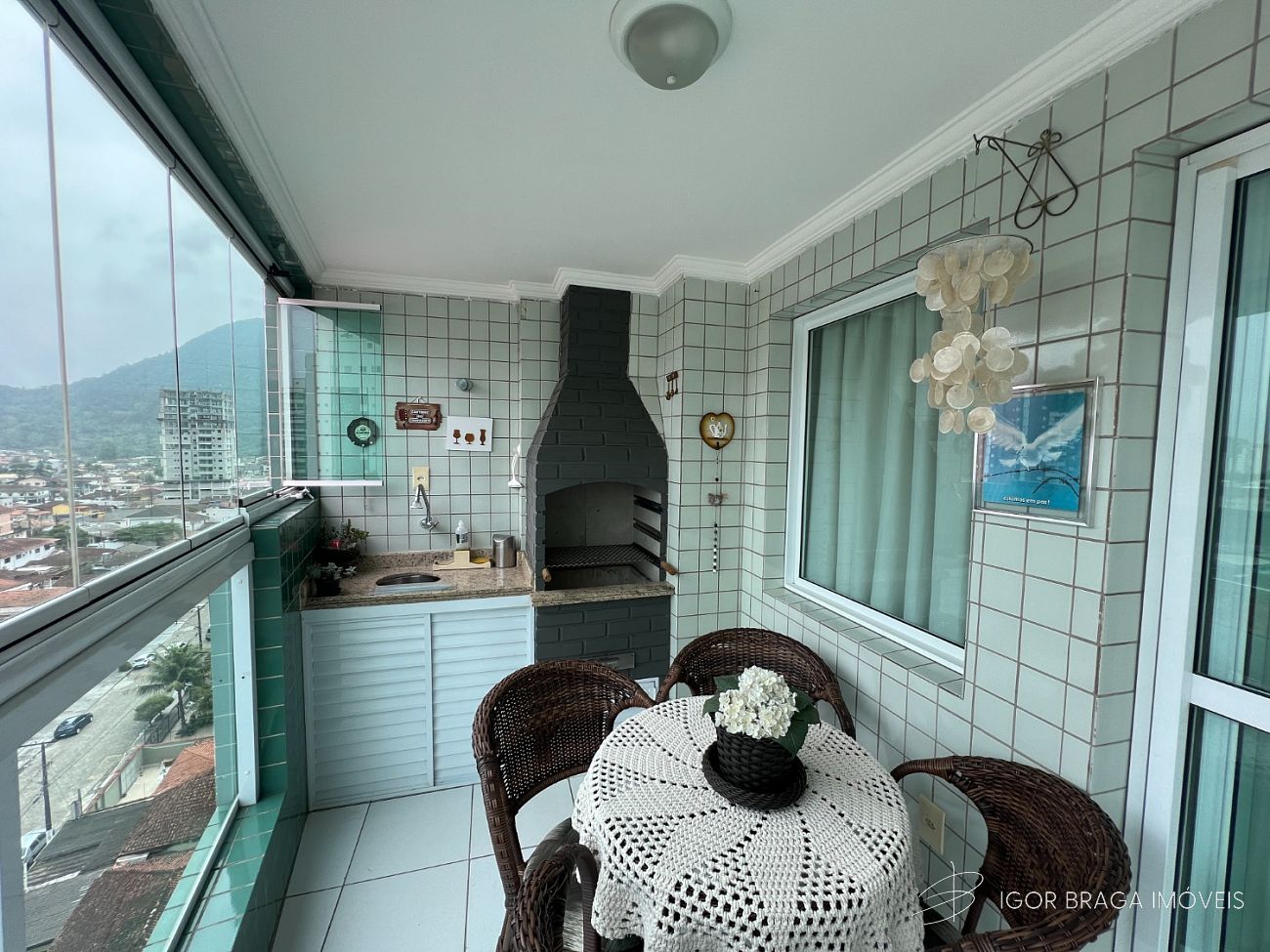 EXCELENTE APARTAMENTO, AMPLO E À 300M DO MAR