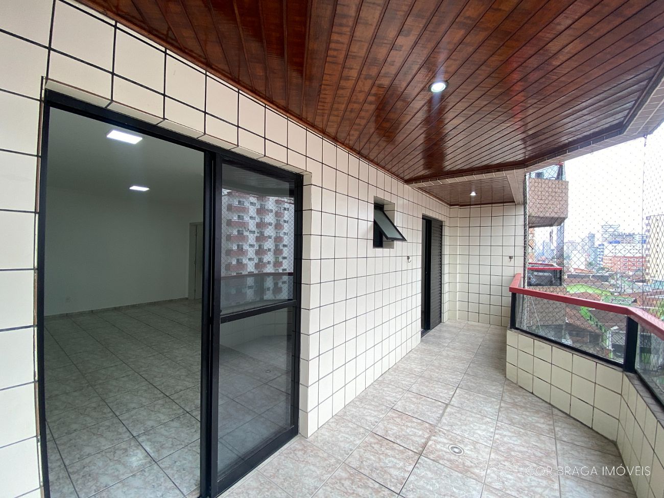 BELÍSSIMO APARTAMENTO, FINO ACABAMENTO E AMPLO