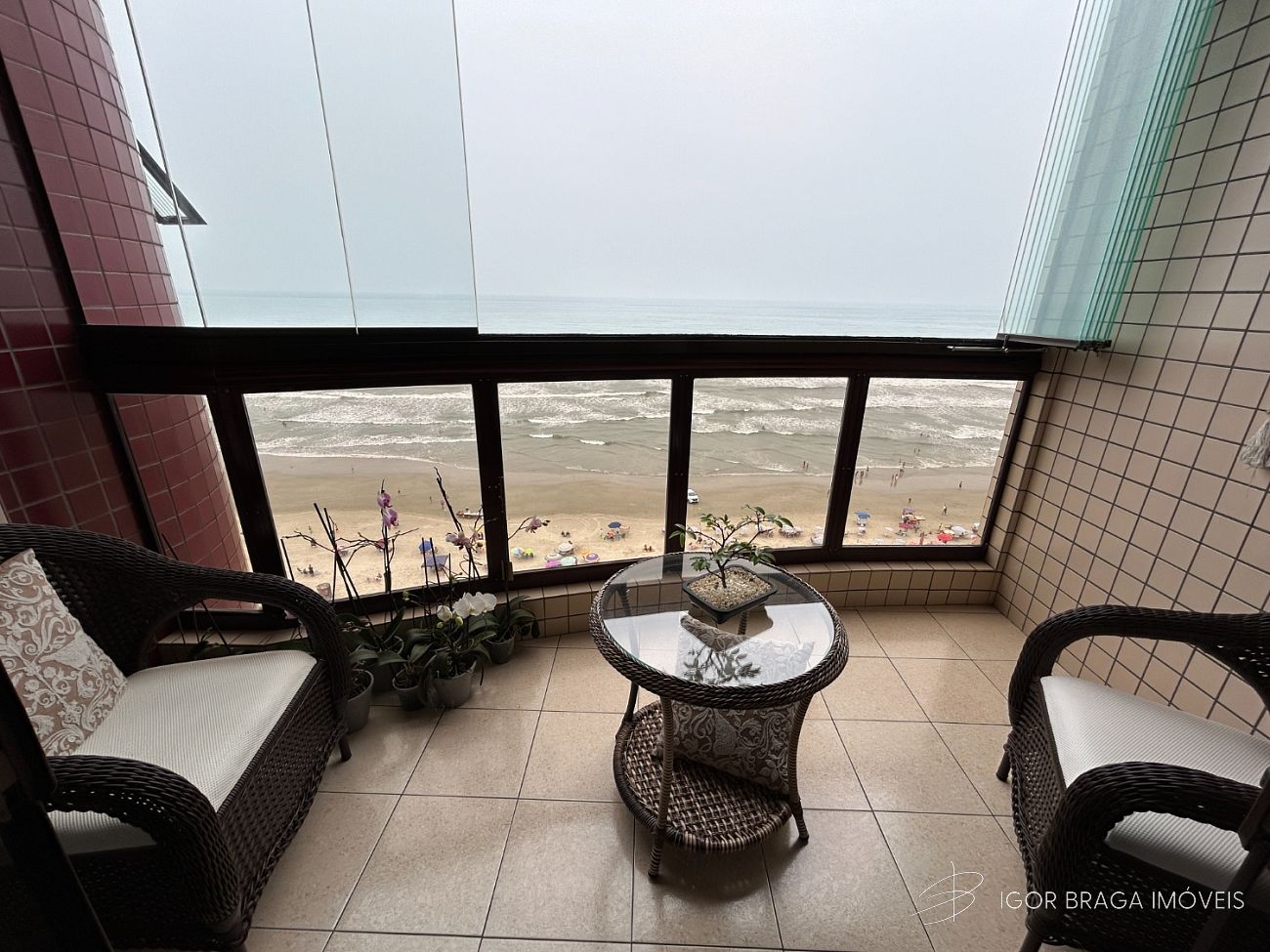 BELÍSSIMO APARTAMENTO, FINO ACABAMENTO E AMPLO