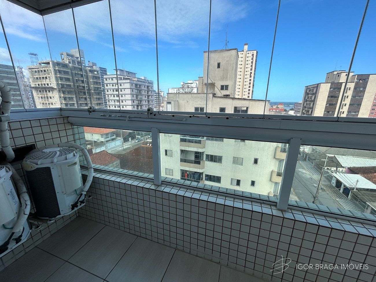 BELÍSSIMO APARTAMENTO, FINO ACABAMENTO E AMPLO