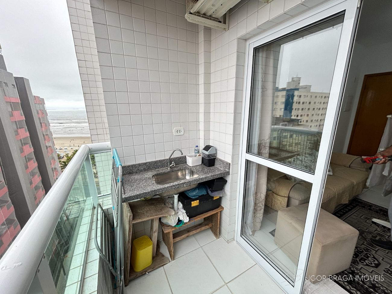 BELÍSSIMO APARTAMENTO, FINO ACABAMENTO E ÓTIMA LOCALIZAÇÃO