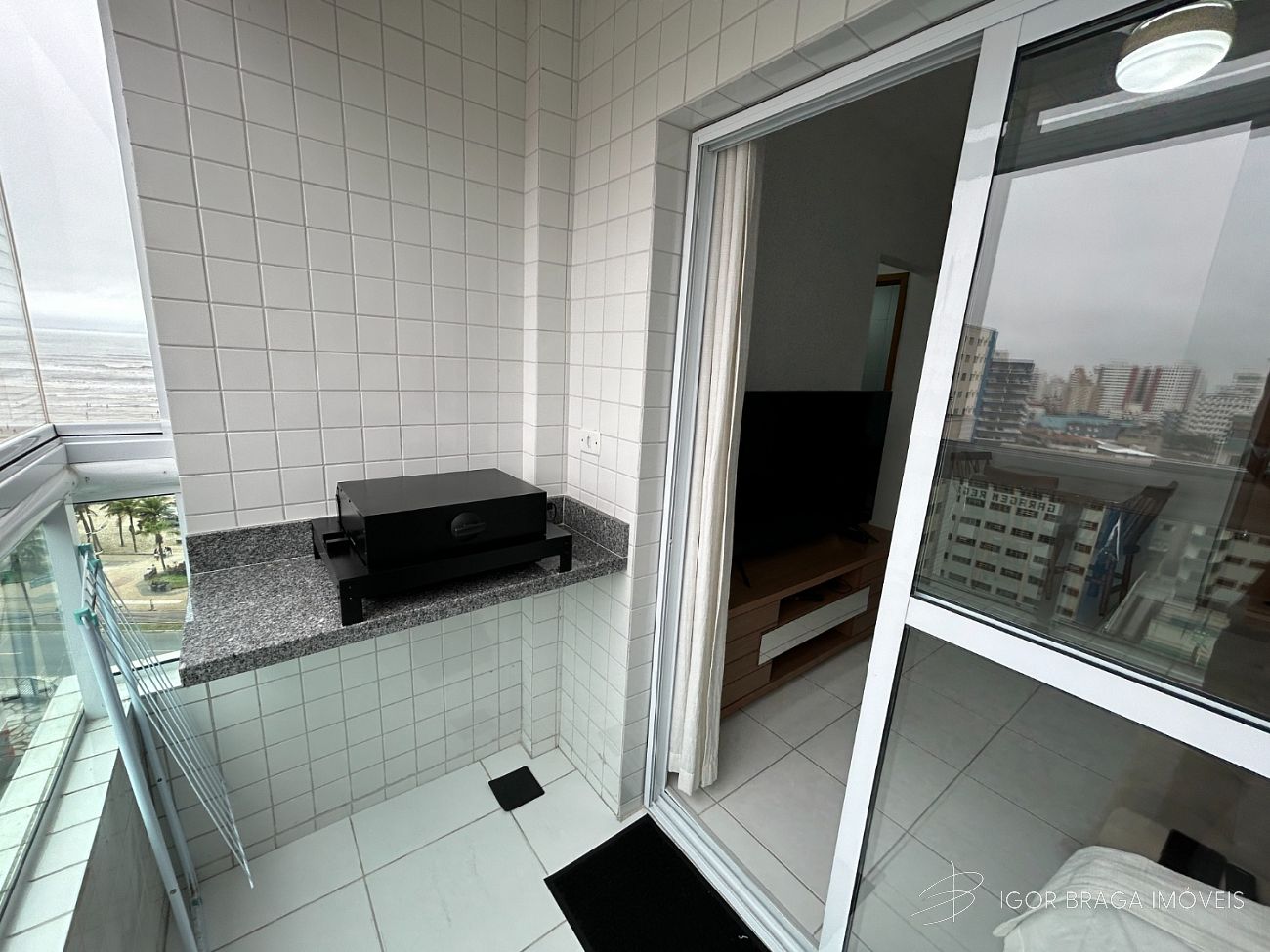 BELÍSSIMO APARTAMENTO, FINO ACABAMENTO E ÓTIMA LOCALIZAÇÃO