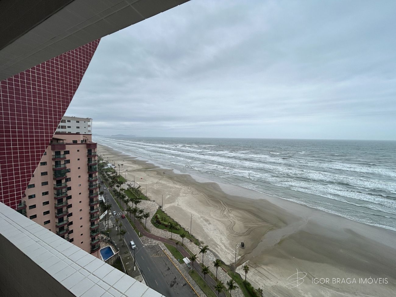 BELÍSSIMO APARTAMENTO, AMPLO E LAZER COMPLETO