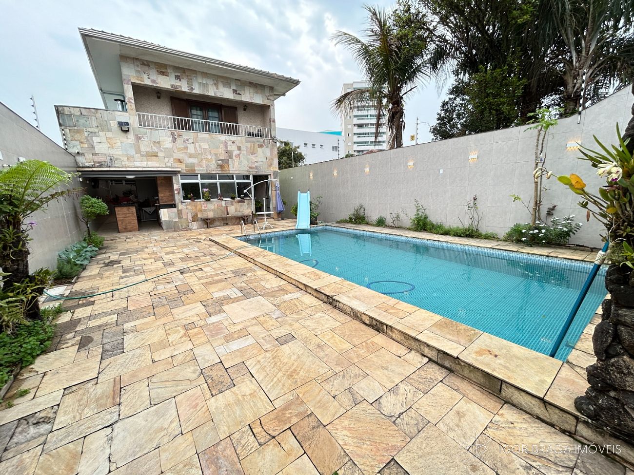 EXCELENTE CASA, AMPLA E FINO ACABAMENTO