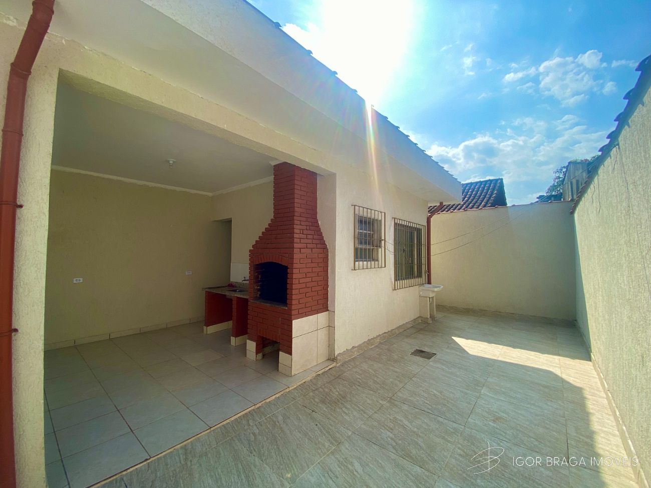 EXCELENTE CASA, AMPLA E FINO ACABAMENTO