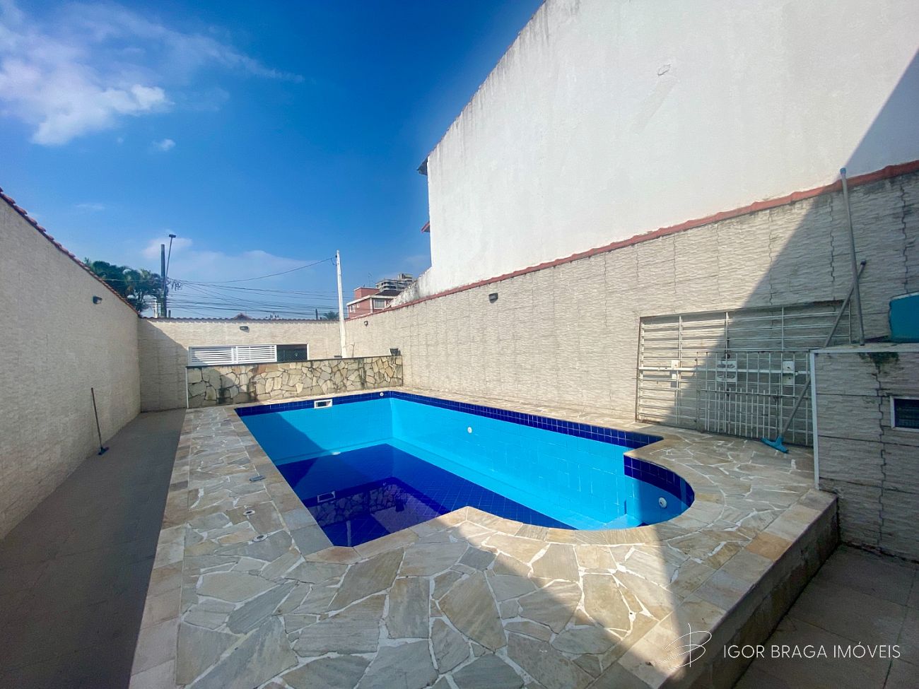 EXCELENTE CASA, AMPLA E FINO ACABAMENTO